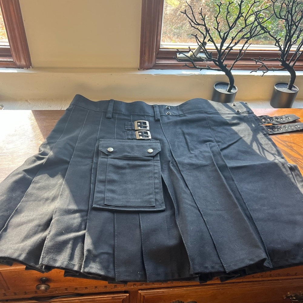 Men’s kilt, size 36, black. With leather bag.
